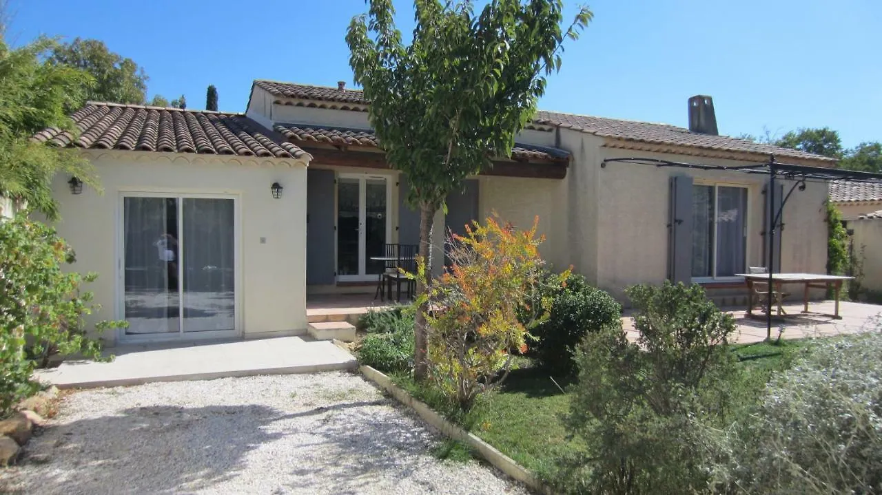 Studio A Grans 0*,  France